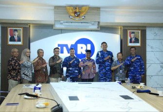Danlanud Husein Sastranegara Kolonel Pnb Alfian foto bersama di TVRI Jabar, Jum'at (28/6)