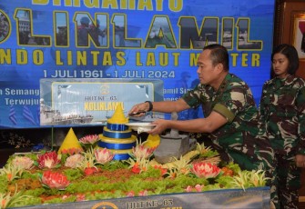 Pemotongan tumpeng syukuran HUT Kolinlamil ke-63
