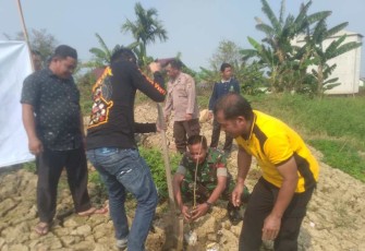 Penanaman bibit pohon di wilayah desa binaan 
