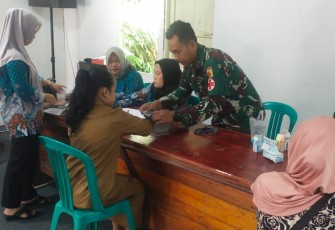 Personel kesehatan satgas Yonzipur 5/ABW di posbindu puskesmas Badau, Selasa (2/7)