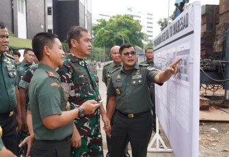 Kasad Jenderal TNI Maruli Simanjuntak menerima pemaparan pembangunan mess