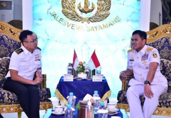 Kasal Laksamana TNI Muhammad Ali bersama Kasal Singapura di Jakarta, Selasa (2/7)