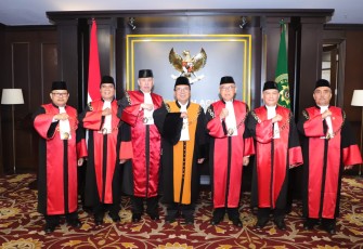 Ketua Mahkamah Agung Prof Dr H M Syarifuddin foto bersama usai melantik Ketua Pengadilan Tinggi di Jakarta, Selasa (2/7)