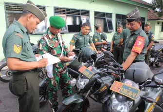 Pengecekan kelengkapan kendaraan prajurit Kodim 0806/Trenggalek 