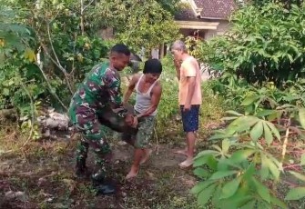 Gotong royong bantu warga desa binaan