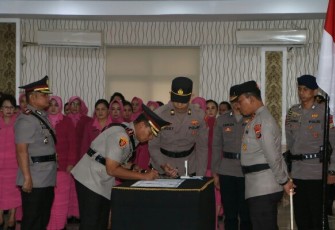 Kapolda Sulut saat menandatangani surat serahterima jabatan Dirsamapta dan lima Kapolres