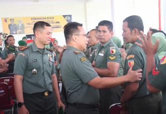 Danrem 081/DSJ Kolonel Inf Rama Pratama saat menyapa prajuritnya di Kodim 0810/Nganjuk 