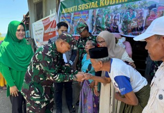Dandim 1410/Bantaeng Letkol Inf Eka Agus Indarta saat menyerahkan bantuan sosial