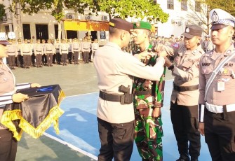 Kapolres Karanganyar AKBP Jerrold Hendra Yosef Kumontoy menyematkan pita kepada personel Operasi Patuh Candi 2024 saat apel gelar pasukan, di Lapangan Mapolres Karanganyar, Senin (15/7/2024)