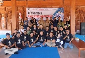 Peserta Pra UKW foto bersama dengan Bupati Blora Arief Rohman dan didampingi oleh para tamu undangan