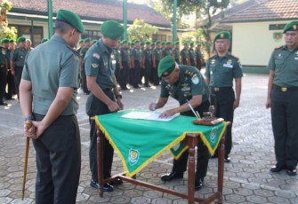 Dandim 0610/Sumedang Letkol Kav Christian Gordon Rambu saat penandatanganan purna tugas anggotanya