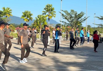 Senam bersama di pasar wisata Badau