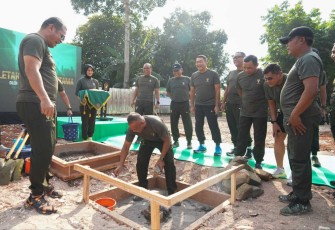 Pangkostrad Mayjen TNI Muhammad Saleh Mustafa saat mendampingi Kasad groundbreaking pembangunan mess Bintara dan tamtama di Jakarta 