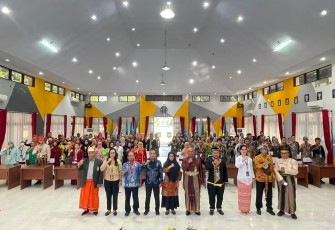 Kenakan pakaian adat nusantara 