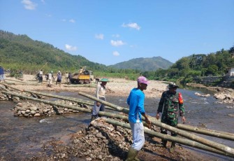 Bangun jembatan penghubung desa wilayah binaan 
