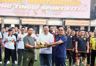 Pembukaan turnamen mini soccer Liga Medan Merdeka Utara di lapangan upacara Mabesad Jakarta 