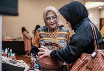 Deputi bidang Kewirausahaan Siti Azizah saat meninjau produk UMKM 