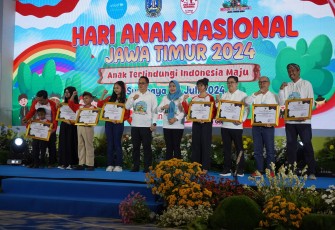 Bank Jatim Terima Penghargaan Sebagai Dunia Usaha Peduli Anak 