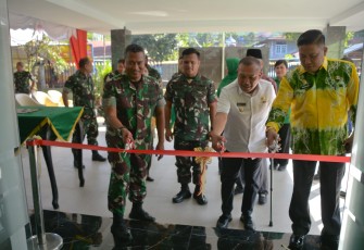 Danrem 023/KS Kolonel Inf Lukman Hakim saat gunting pita resmikan kantor baru Kodim 0211/TT