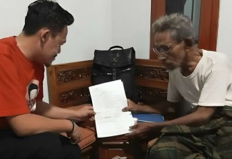 Kondisi Saad Fadhil Sa’di yang dituduh yang didakwa memalsukan tanah girik. Adnan Parangi (kaos merah) selaku kuasa hukum.