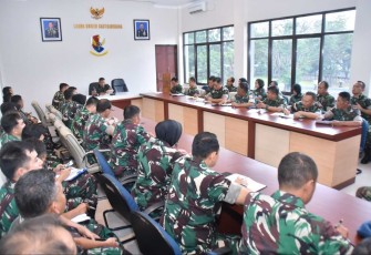 Danlanud Husein Sastranegara Kolonel Pnb Alfian saat pimpin rapat perwira staf