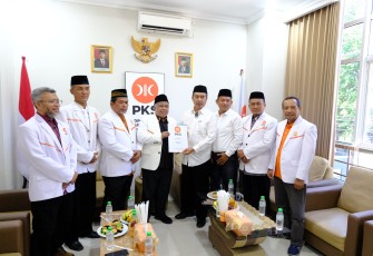 PKS Jatim Serahkan SK DPP ke Dua Paslon Cakada-Cawakada 