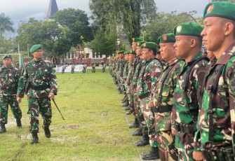 Dandim 1403/Palopo Letkol Arm Kabit Bintoro saat pengecekan pasukan, Rabu (7/8)