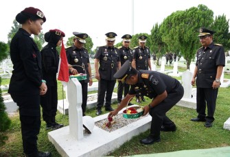 Kakanwil Kemenkumham Sumut Agung Krisna Pimpin Upacara Tabur Bunga dan Ziarah di Taman Makam Pahlawan Nasional Bukit Barisan Medan.