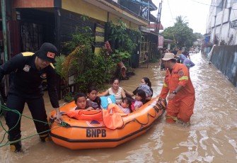 Tim gabungan evaluasi warga terdampak banjir, Jumat (9/8). Sumber foto: BPBD Kota Balikpapan