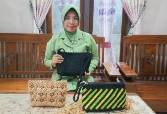 Wiji Utami istri Danramil 0808/17 Bakung dengan hasil karyanya