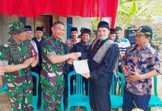 Mayjen TNI Agus Saepul menerima penyerahan hibah tanah