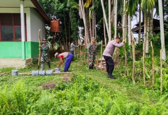 Pemagaran dan pembersihan lingkungan sekolah di lokasi TMMD Kodim Pessel 