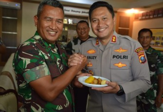 Danrem 023/KS Kolonel Inf Lukman Hakim mendapatkan surprise Kapolres Sibolga