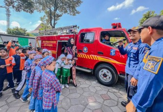 Pengenalan damkar siswa PAUD di Surabaya 