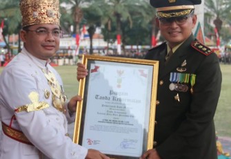 Dandim 0803/Madiun Letkol Inf Meina Helmi saat menerima penghargaan 