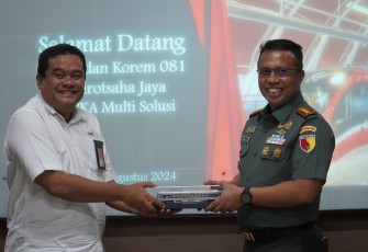 Danrem 081/DSJ Kolonel Inf Rama Pratama saat menerima cenderamata 