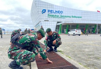 Aksi bersih-bersih satgas Yonarmed 11 Kostrad, Rabu (21/8)
