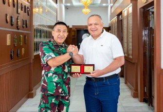 Gubernur Akmil Mayjen TNI R. Sidharta Wisnu Graha saat memberikan cenderamata 