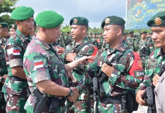 Danrem 092/Maharajalila Brigjen TNI Adek Chandra Kurniawan saat menyambut Satgas Yonarmed 11 Kostrad, Sabtu (24/8)