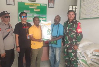 Babinsa Mapurujaya saat Dampingi Pendistribusian Beras Untuk Warga