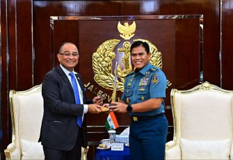 Kasal Laksamana TNI Muhammad Ali saat menerima cenderamata 