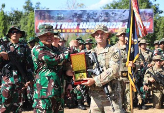 Asops Kasdivif 2 Kostrad Kolonel Inf Medi Hariyo Wibowo saat memberikan cenderamata personel US Army, Senin (26/8)