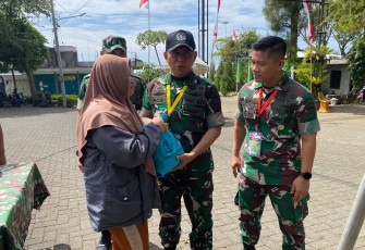 Pasis Dikreg Seskoad LXIV TA 2024 saat memberikan bantuan sembako
