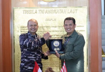 Kepala Staf Koarmada III Laksamana Pertama Singgih Sugiarto saat memberikan cenderamata 