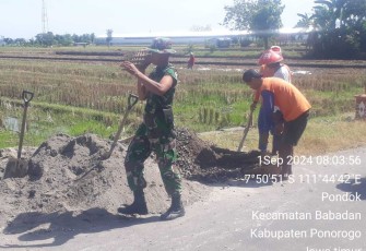 Kerja bakti bangun talud di wilayah desa binaan 