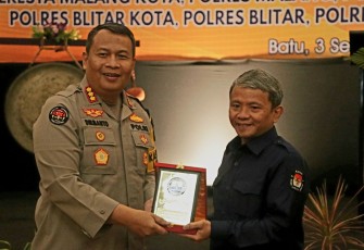 Kabid Humas Polda Jatim Kombes Dirmanto saat memberikan penghargaan kepada awak media di Kota Batu, Selasa (3/9)