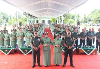 Danrem 081/DSJ Kolonel Inf Rama Pratama foto bersama jajaran Kodim 0806/Trenggalek, Selasa (2/9)