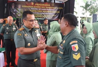 Danrem 081/DSJ Kolonel Inf Rama Pratama memberikan salam komando, Selasa (3/9)