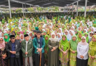 Khofifah bersama Gus Miftah dan Ribuan Muslimat NU Kabupaten Blitar