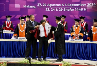 Wamen ATR/BPN Raja Juli Antoni saat mengenakan jaket wisudawan 